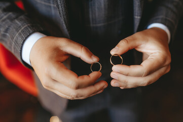 Fototapeta premium Groom holding a gold rings