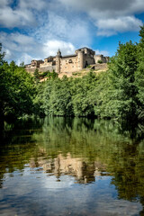 Castillo reflejado sobre rio