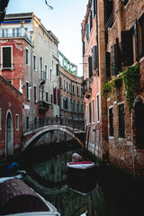  Kleiner Kanal in der Altstadt Venedigs in Italien mit Booten und Brücken