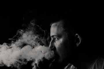 Mann raucht e Zigarette, dampfen, rauchen, vape 