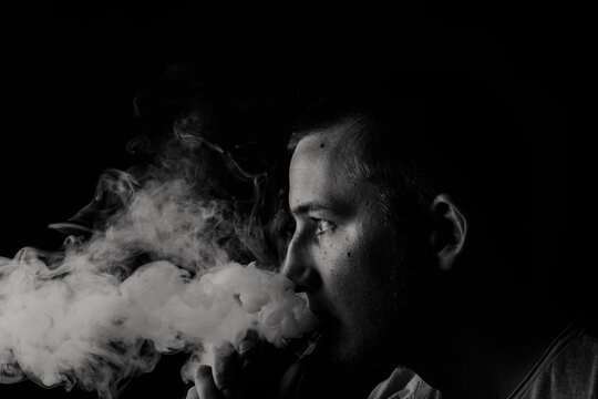 Mann raucht e Zigarette, dampfen, rauchen, vape 