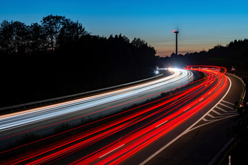 Autobahn Deutschland Sauerlandlinie A 45 Kurve Dämmerung Langzeitbelichtung Lichtspuren Verkehr...