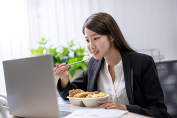 woman eat lunch and work