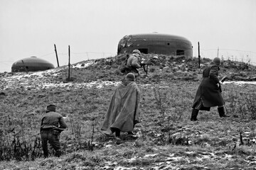 Żołnierze radzieccy przełamują pozycje umocnione wojsk niemieckich w drodze na Berlin zimą 1945 roku - rekonstrukcja historyczna - obrazy, fototapety, plakaty