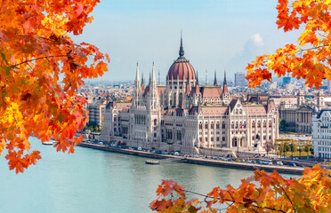 Naklejka premium Hungarian parliament building and Danube river, Budapest, Hungary