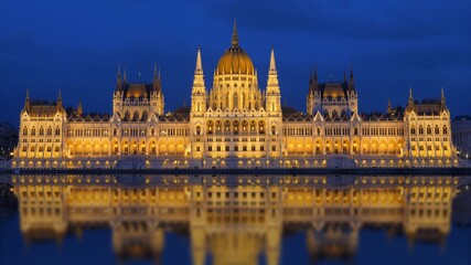 Fototapeta premium Budapest Parliament mirrored in Danube River at night