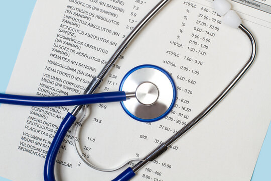 Estetoscopio con un registro de informe de an&aacute;lisis de sangre. Vista superior. Concepto: Salud medicina