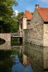 Fototapeta na wymiar Zugbrücke Burg Wasserschloss Münsterland Deutschland Wassergraben Anlage Sehenswürdigkeit Attraktion Denkmal öffentlich Festung Geschichte Bischof Brücke Schutz Lüdinghausen Idyll Tourismus Radtour