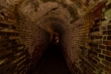 薄暗い古いトンネル