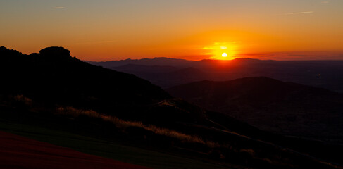 PUESTA DE SOL DESDE GREDOS CON SOL ROJO