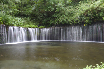 流れる滝のカーテン