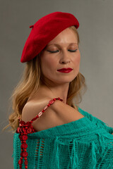 Fotografía creativa de estudio a mujer caucásica rubia, estilo frances
