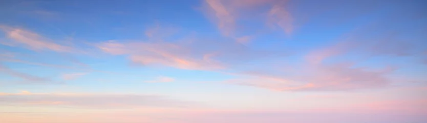 Foto auf Acrylglas Klarer blauer Himmel mit leuchtenden rosa Zirrus- und Kumuluswolken nach Sturm bei Sonnenuntergang. Dramatische Wolkenlandschaft. Konzeptkunst, Meteorologie, Himmel, Hoffnung, Frieden, grafische Ressourcen, malerische Panoramalandschaften © Aastels