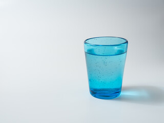 水の入った青いグラス