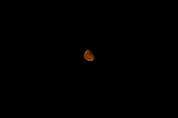 Roter Mond am Himmel