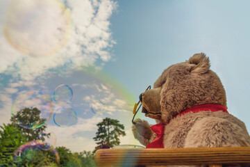  Teddybär mit Seifenblasen.