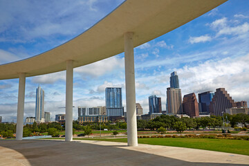 Naklejka premium Skyline of Austin, Texas with shelter from the Long Centre for the performing arts.