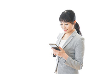 Naklejka premium スマホアプリを使う笑顔のビジネスウーマン
