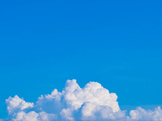 夏の青空と大きな入道雲