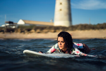Obraz premium Joven atractiva con tabla de surf practicando en cadiz