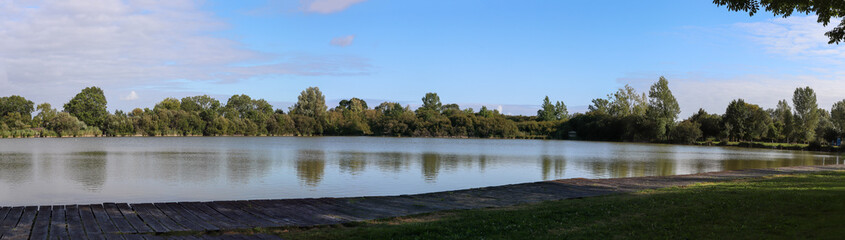 Fototapeta na wymiar Nouvelle-Aquitaine - Charente-Maritime - Aigrefeuille - Lac de Frace - Panorama