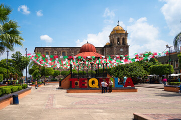 Plaza Principal de Tequila Jalisco con su Kiosko y su Parroquia Santiago Apóstol.