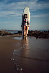 Fototapeta na wymiar Mujer cno tabla de surf en playa de Cadiz