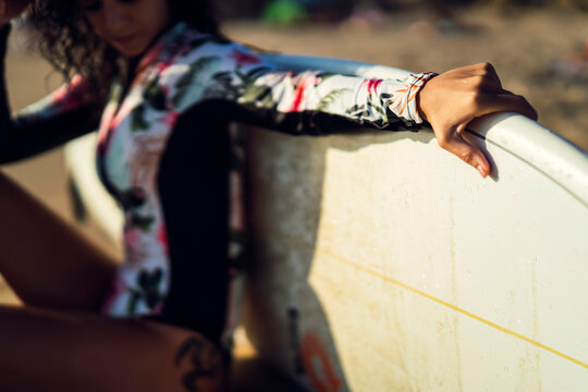 Mujer cno tabla de surf en playa de Cadiz