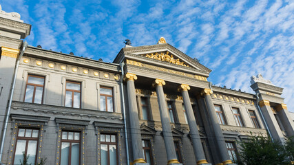 Fototapeta na wymiar Samara. The building of the art Museum on Kuibyshev street. Former Bank building. The inscription on the building - 
