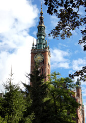 Stara wieża ratuszowa z zegarem w Gdańsku