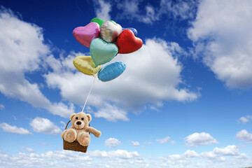 Teddy fliegt durch die Luft mit Ballons