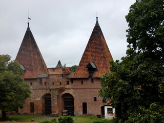Brama wjazdowa do zamku strzeżona przez dwie wieże