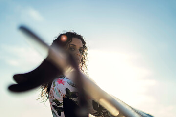 Mujer cno tabla de surf en playa de Cadiz