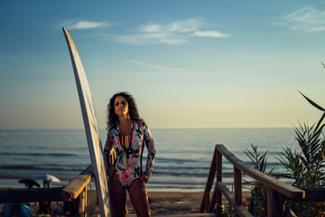 Chica joven guapa surfeando en playas de cadiz,andalucia