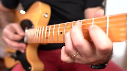 MANI DI UOMO ADULTO SUONANO CHITARRA ELETTRICA FACENDO ARPEGGI E NOTE MUSICALI 