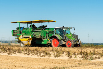Traktor mit Kartoffelroder auf einem Acker