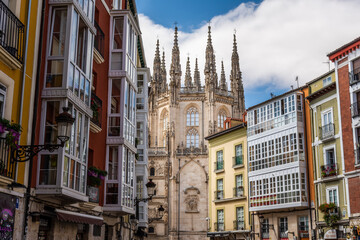 Imagen de la Catedral de Burgos al fondo de una calle de la ciudad de Burgos (Castilla y León, España)