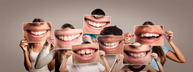 Foto auf Acrylglas Zahnärzte Gruppe glücklicher Menschen, die ein Bild von einem lächelnden Mund auf grauem Hintergrund halten
