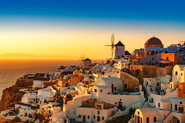 oia village sunset in santorini, greece - obrazy, fototapety, plakaty