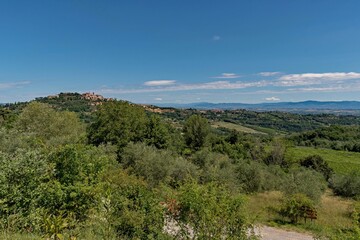 Fototapeta na wymiar Die Landschaft der Toskana bei Montepulciano in Italien 