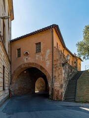 Fototapeta na wymiar Tor in der alten Stadtmauer von Lucca in der Toskana in Italien 