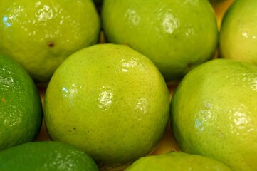 Des citrons verts.