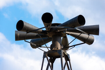 Ancienne sir&egrave;ne d'alerte multidirectionnelle fix&eacute;e sur un pyl&ocirc;ne d'acier. Concepts de communication urgente, d'alarme et de danger