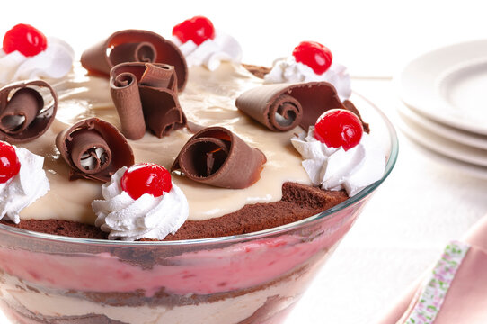 Pave doce  confeitado com chocolate