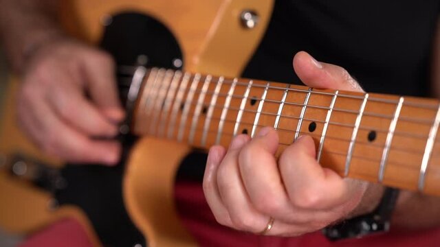 MANI MASCHILI SUONA CHITARRA ELETTRICA, ACCORDI E ARPEGGIO REGISTRATO A RALLENTATORE 1080P 120FPS