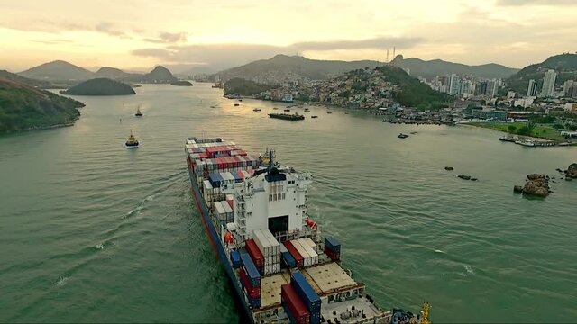 Navio cargueiro entrando na ba&iacute;a de Vit&oacute;ria ES Brasil
