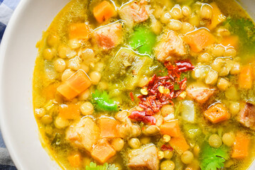 Sopa de lentejas con panceta y vegetales una comida de México.