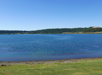 vista rilassante e scenica del lago di Martignano in Italia