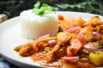 Pollo con verduras en salsa de curry y arroz 