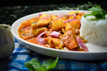 Pollo con verduras en salsa de curry y arroz 